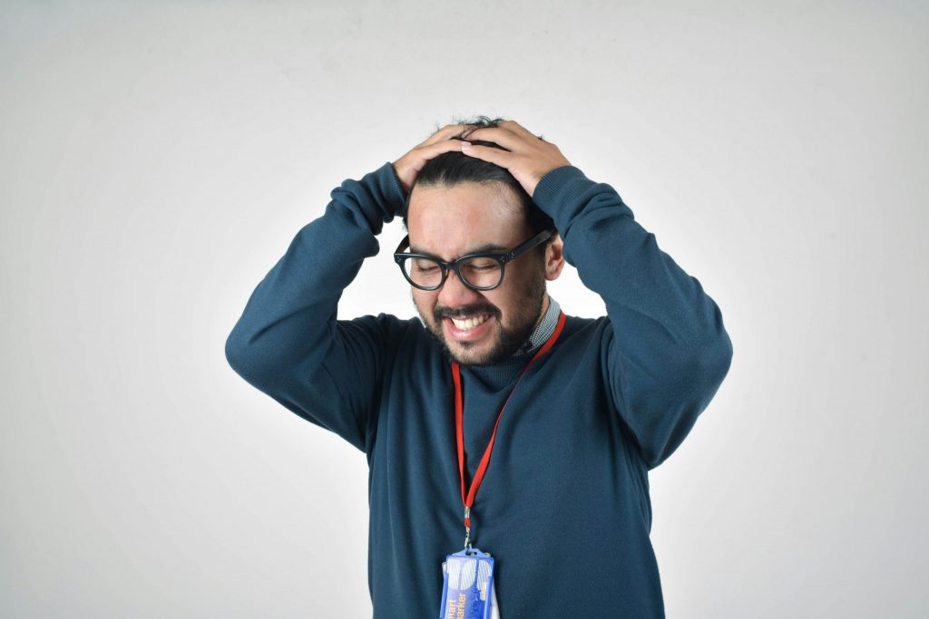 Enojado por un corte de energía